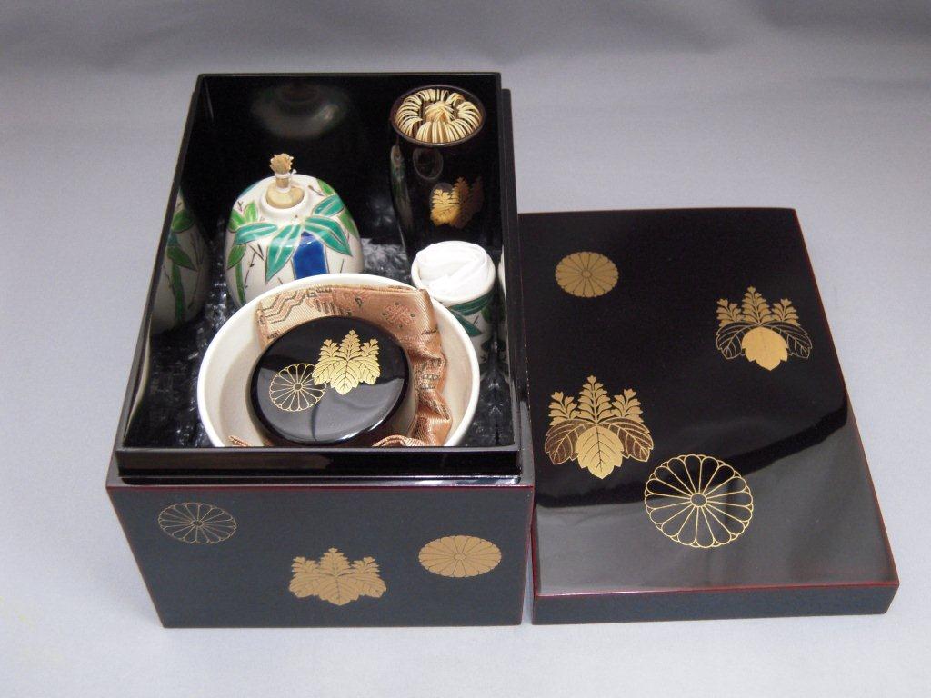 The chabako or tea box with the equipment.